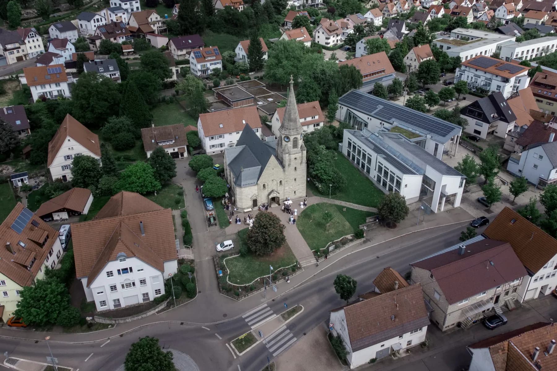 Luftaufnahme einer Kirche und des umliegenden Orts