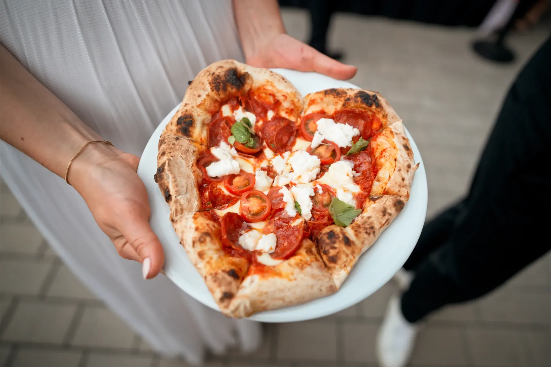 Frisch belegte Pizza bei einer Hochzeitsfeier